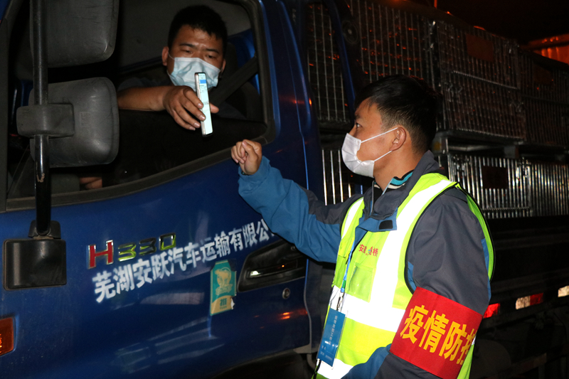 新一輪疫情發(fā)生后，安徽路橋迅速行動，組織全體職工和勞務工人進行全員核算檢測，筑牢疫情防控第一道防線。此外，還積極投身屬地疫情防控，踐行國企擔當。