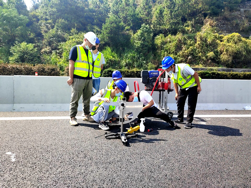 吉康改擴建C1標率先完成全線首段主線路基、路面分段交工驗收 (1)